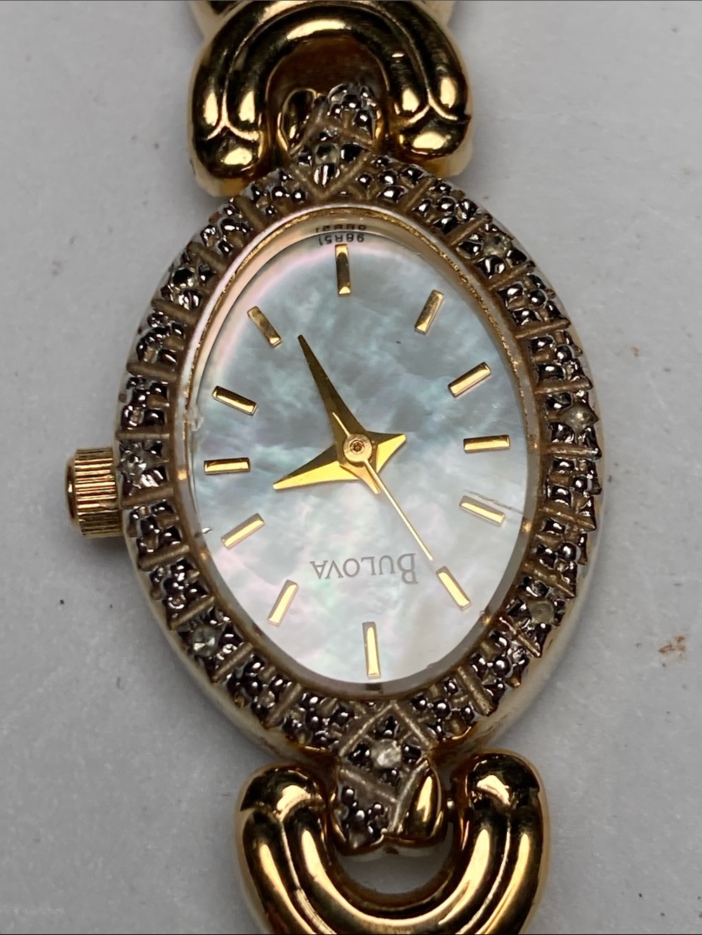 Vintage Bulova Gold Tone Ladies Bracelet Watch with shell dial, new battery - Picture 4 of 17